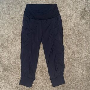 Size 6 Lululemon dance studio cropped pants black